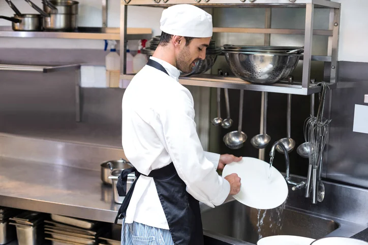 دعم تشغيل المطاعم وخدمة الاستيوارد